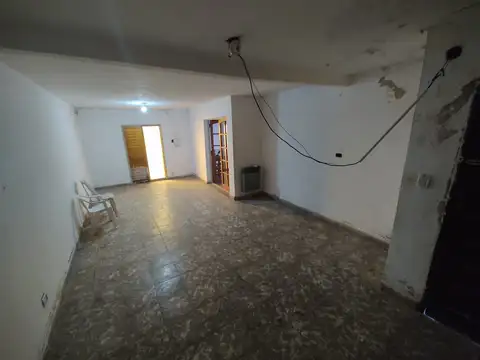 CASA EN VENTA. A RECICLAR. VILLA EL LIBERTADOR.