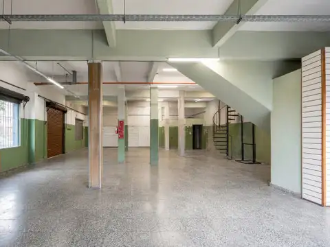LOCAL ESQUINA COMERCIAL SOBRE AV. ILLIA | 367 m² Cubiertos | Local + Oficinas + Depósito