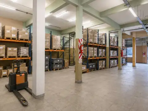 LOCAL ESQUINA COMERCIAL SOBRE AV. ILLIA | 367 m² Cubiertos | Local + Oficinas + Depósito
