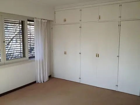 Casa en Alquiler con 2 cocheras