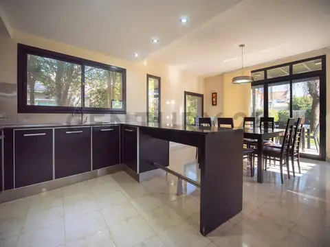 Casa 6 ambientes con 3 baños