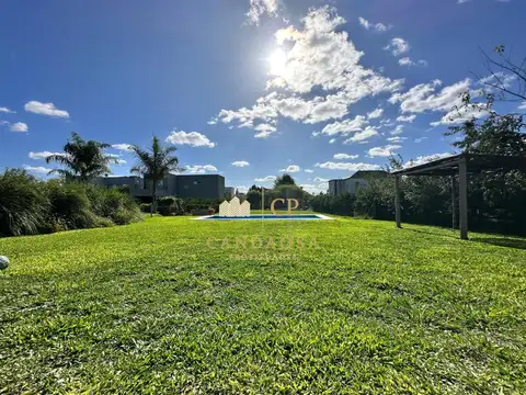 Casa en Venta con 4 cocheras