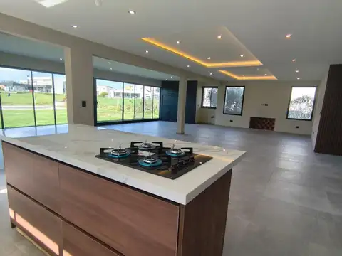 Casa 9 ambientes con 4 baños