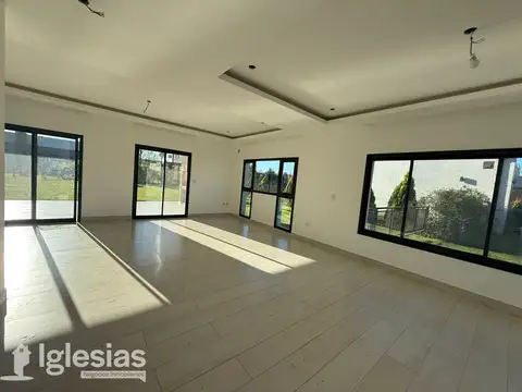 Casa 4 ambientes con 4 baños
