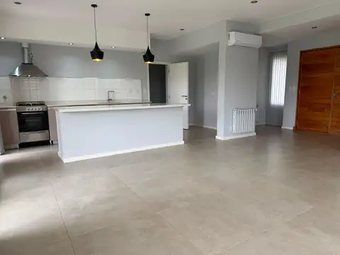 Casa 4 ambientes con 2 baños