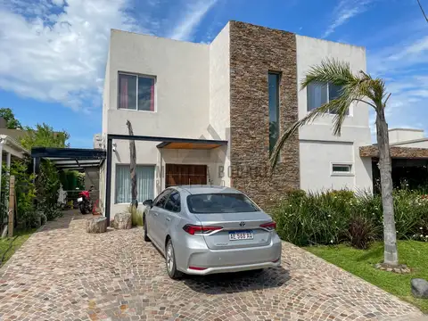 Casa 6 ambientes con 4 baños