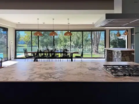 Casa en Venta con 4 cocheras