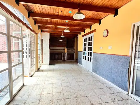 EN VENTA CASA BARRIO SUR - CON QUINCHO Y PILETA