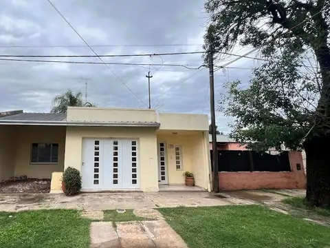 EN VENTA CASA BARRIO SUR - CON QUINCHO Y PILETA