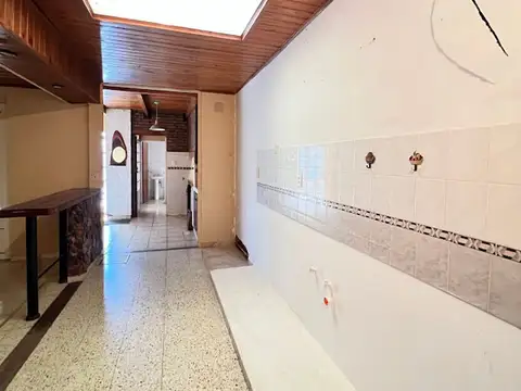 Casa 6 ambientes con 2 baños