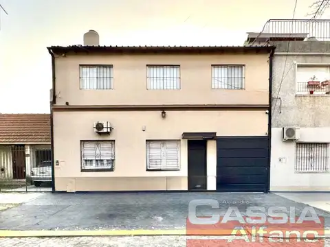 CASA DOS PLANTAS 3 AMBIENTES CON GARAGE, QUINCHO, TERRAZA Y PATIOS IMPECABLE!