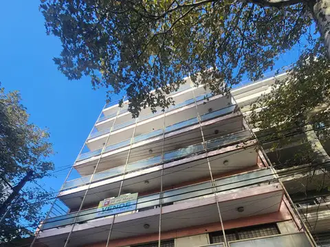 SEMIPISO 4 AMBIENTES DE CATEGORIA CON COCHERA - 1º PISO FRENTE - a reciclar