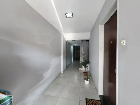 SEMIPISO 4 AMBIENTES DE CATEGORIA CON COCHERA - 1º PISO FRENTE - a reciclar