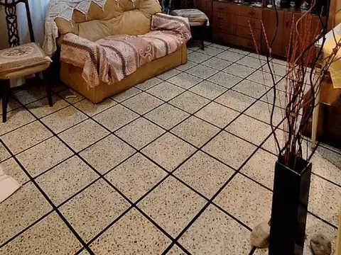 CASEROS.J.DE GARAY AL 5500. 5 AMB. LOTE DE 8.66 X 22 IDEAL 2 FAMILIAS. MUY BUEN ESTADO