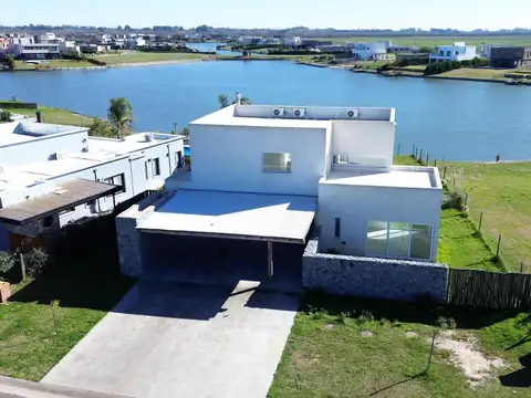 Casa 6 ambientes con 4 baños