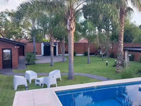 VENTA DE CASA CON HERMOSO PARQUE PILETA QUINCHO 