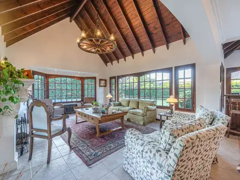 Casa en Venta con 2 cocheras