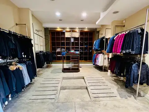 Excelente edificio comercial con salida a dos calles