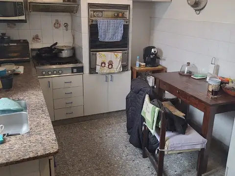 Interesante casa en esq con casa secundaria ideal 2 familias 196 m2 cubiertos sobre lote de 164m2