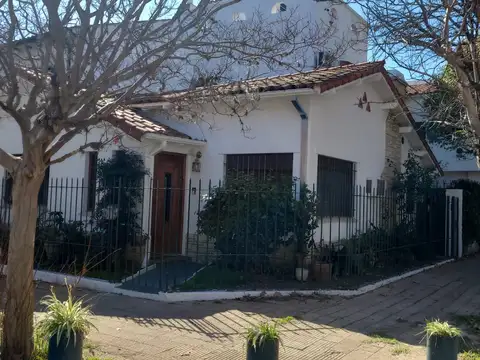 Interesante casa en esq con casa secundaria ideal 2 familias 196 m2 cubiertos sobre lote de 164m2