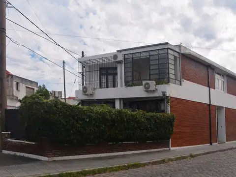 Venta casa 4 ambientes c/cochera, Villa Sarmiento