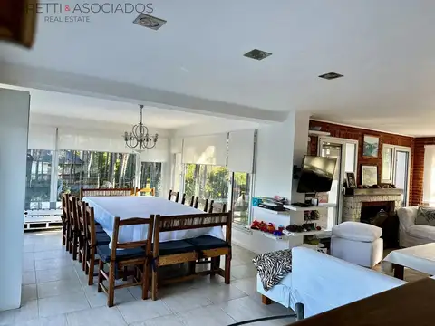 Casa en Venta con 2 cocheras