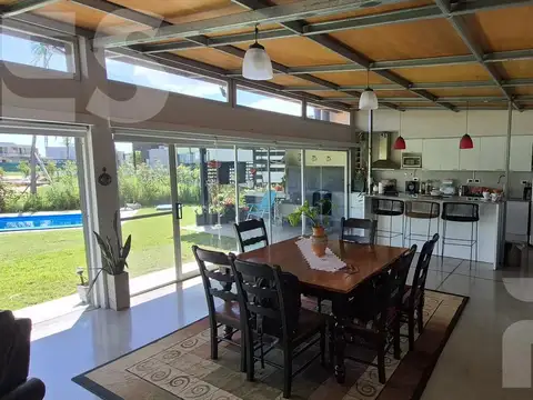 Casa 4 ambientes con 3 baños