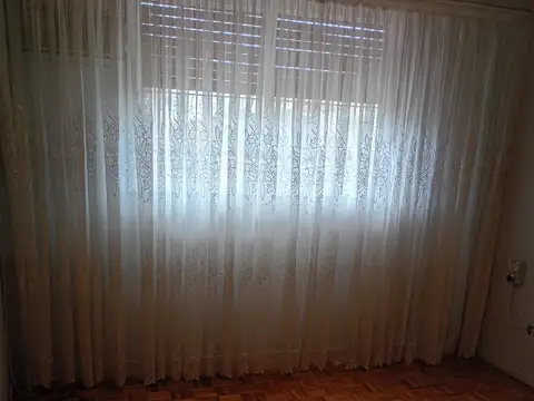 DEPARTAMENTO DE 4 AMBIENTES CON BALCON Y PATIO CUBIERTO EN FLORESTA