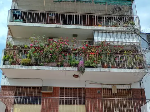 DEPARTAMENTO DE 4 AMBIENTES CON BALCON Y PATIO CUBIERTO EN FLORESTA