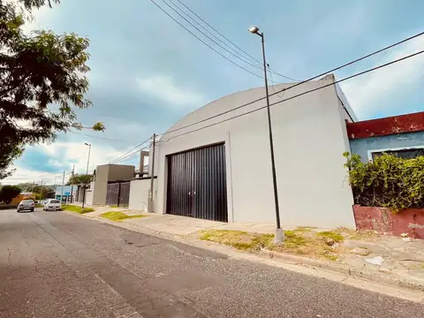 Excelente Galpón con frente a calle Las Acacias