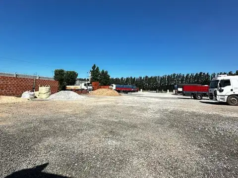 GALPON CON AMPLIA PLAYA DE ESTACIONAMIENTO EN ALQUILER  