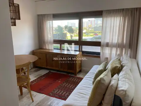 Vende impecable Monoambiente dividido en Mansa, Punta del Este.