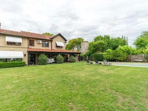 Casa en alquiler temporario amoblada y equipada en el Barrio Santa Bárbara con jardín y piscina.