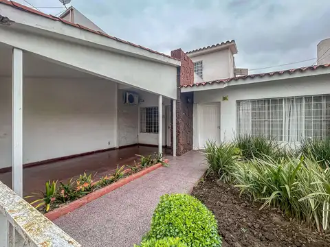 VENTA - Casa de 3 dormitorios, patio y cochera Barrio Roque Saenz Peña - Rosario.