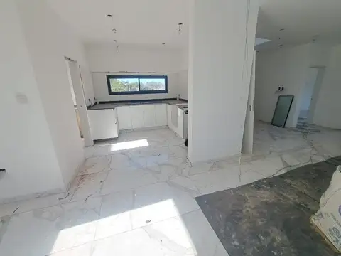 Casa 6 ambientes con 4 baños