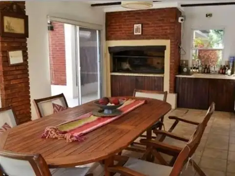 Casa 5 ambientes con 4 baños