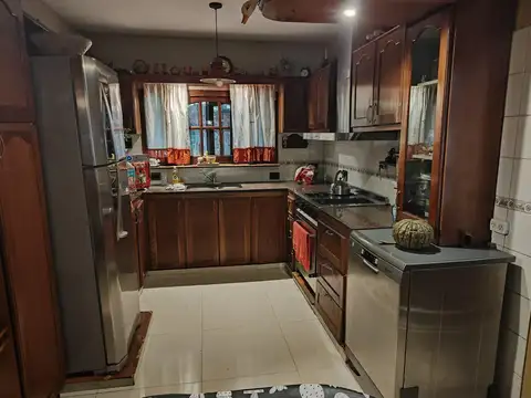 Casa 8 ambientes con 3 baños