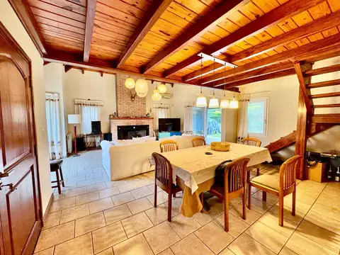 Casa 7 ambientes con 2 baños