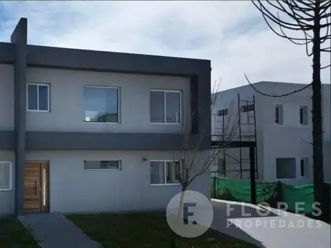 Flores Prop. Vende Casa en Lagoon Pilar