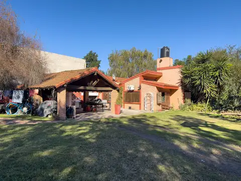 CASA QUINTA  -  LOTE DE 928 M² CON PILETA