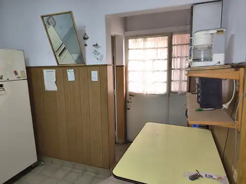 Constitución 560, casa dos plantas, tres dormitorios, garage, reciclar 481-5308