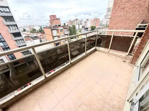 Departamento 2 ambientes con cochera.