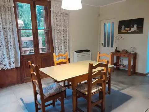 Casa en venta con depto y pileta, apto crédito.