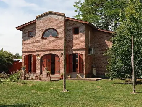 Casa en venta con depto y pileta, apto crédito.