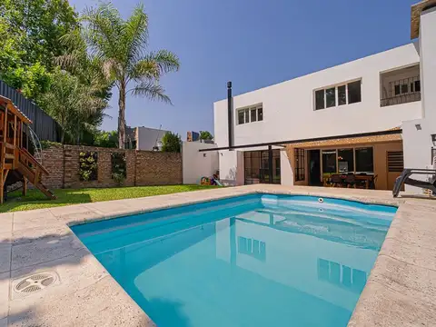 VENTA CASA 4  AMBIENTES TOTALMENTE RECICLADA