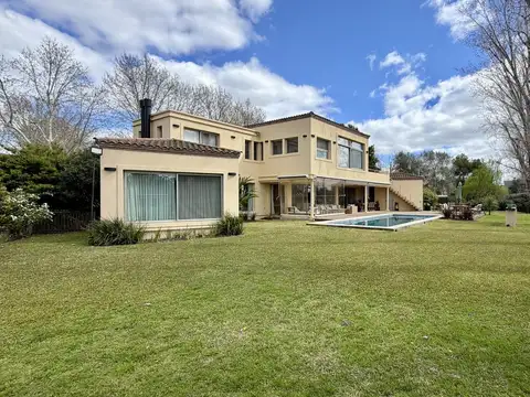 Casa 8 ambientes con 3 baños