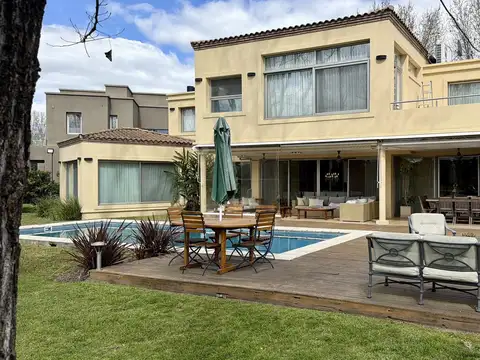 Casa en Venta con 2 cocheras