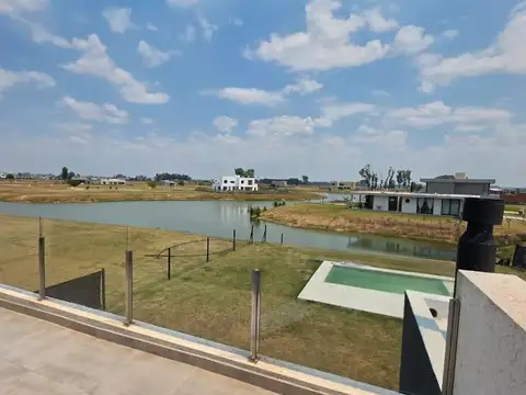 Casa en Venta con 4 cocheras
