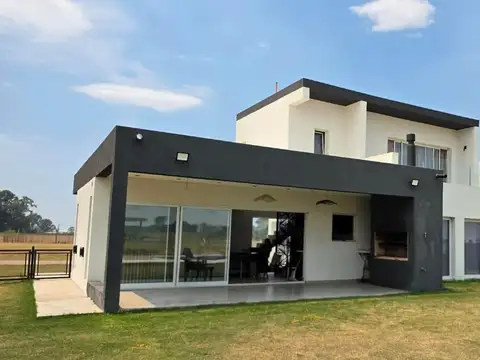 Casa 5 ambientes con 3 baños