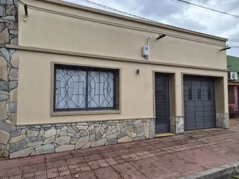 Casa de 3 dormitorios con garaje y patio